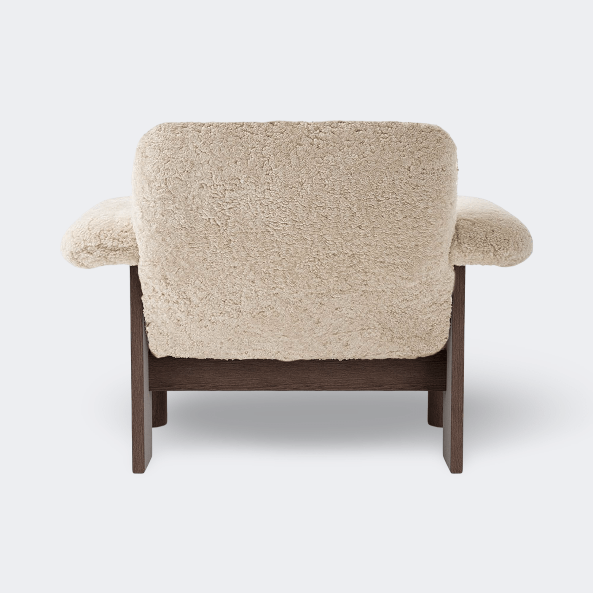 Audo Copenhagen Brasilia Lounge Chair, Low Back Dark Stained Oak Sheepskin Nature - KANSO
