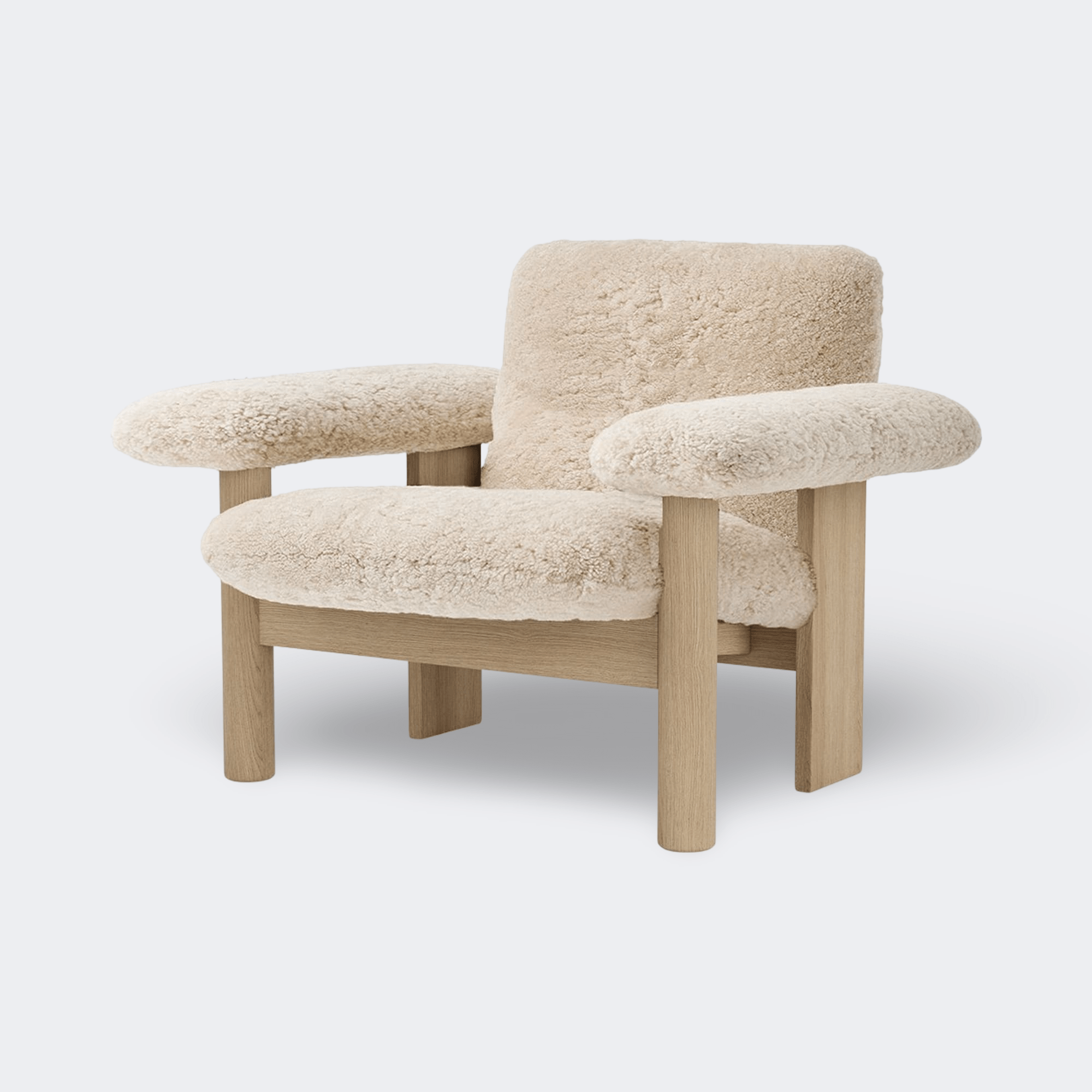Audo Copenhagen Brasilia Lounge Chair, Low Back Natural Oak Sheepskin Nature - KANSO