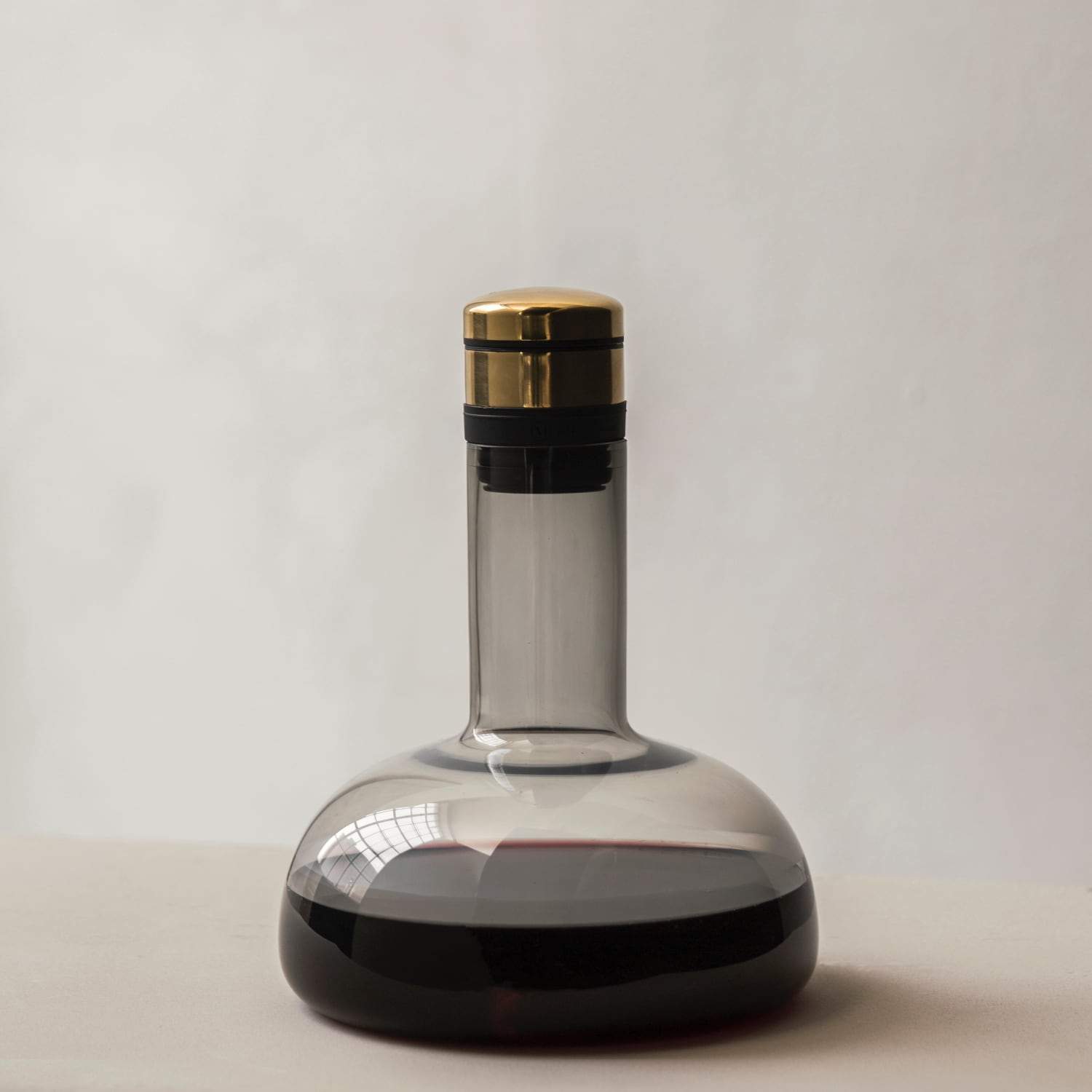 Audo Copenhagen Wine Breather Carafe Smoke Brass Lid - KANSO#Color_Smoke Brass Lid