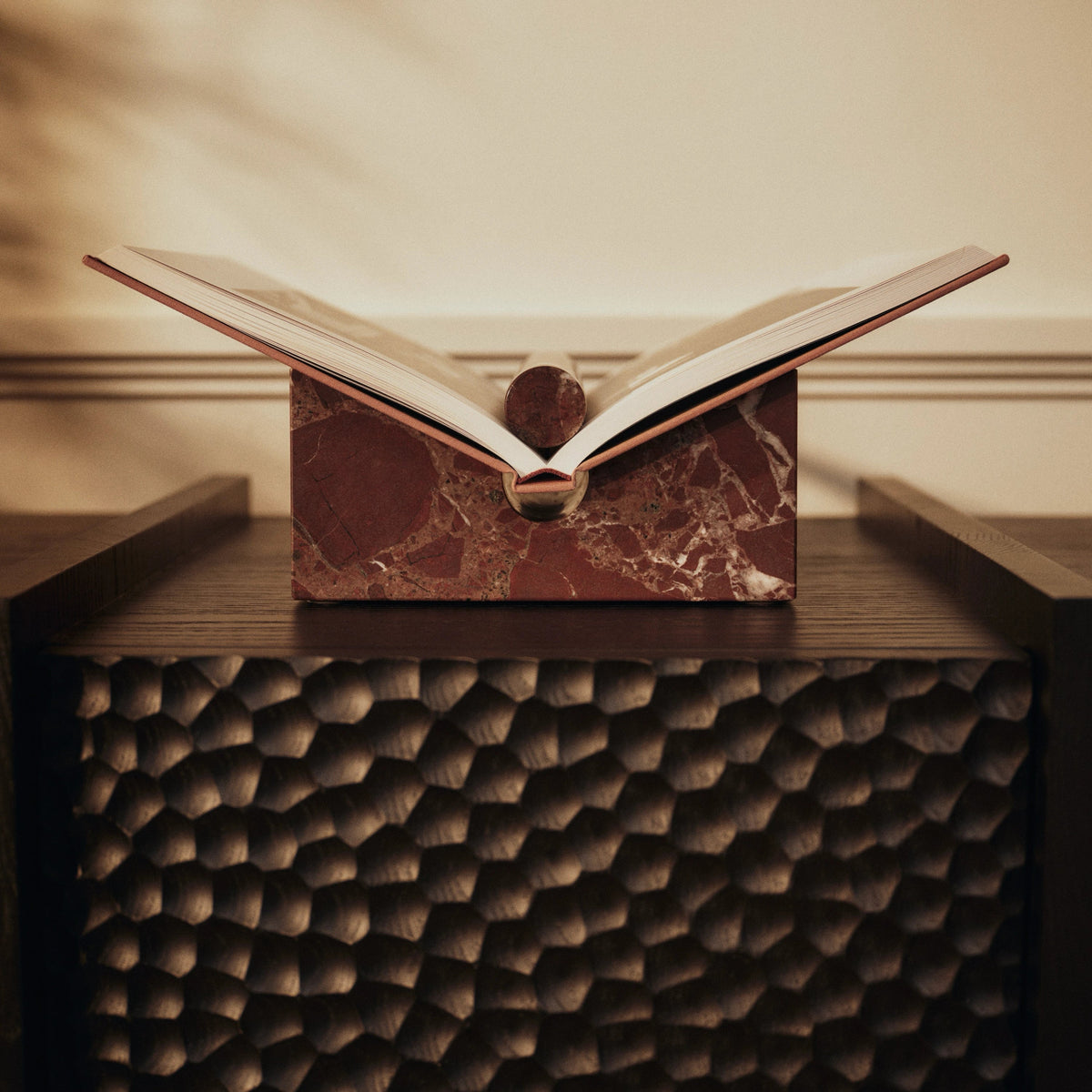 Ferm Living Tvara Book Stand Rosso Levanto#Color_Rosso Levanto