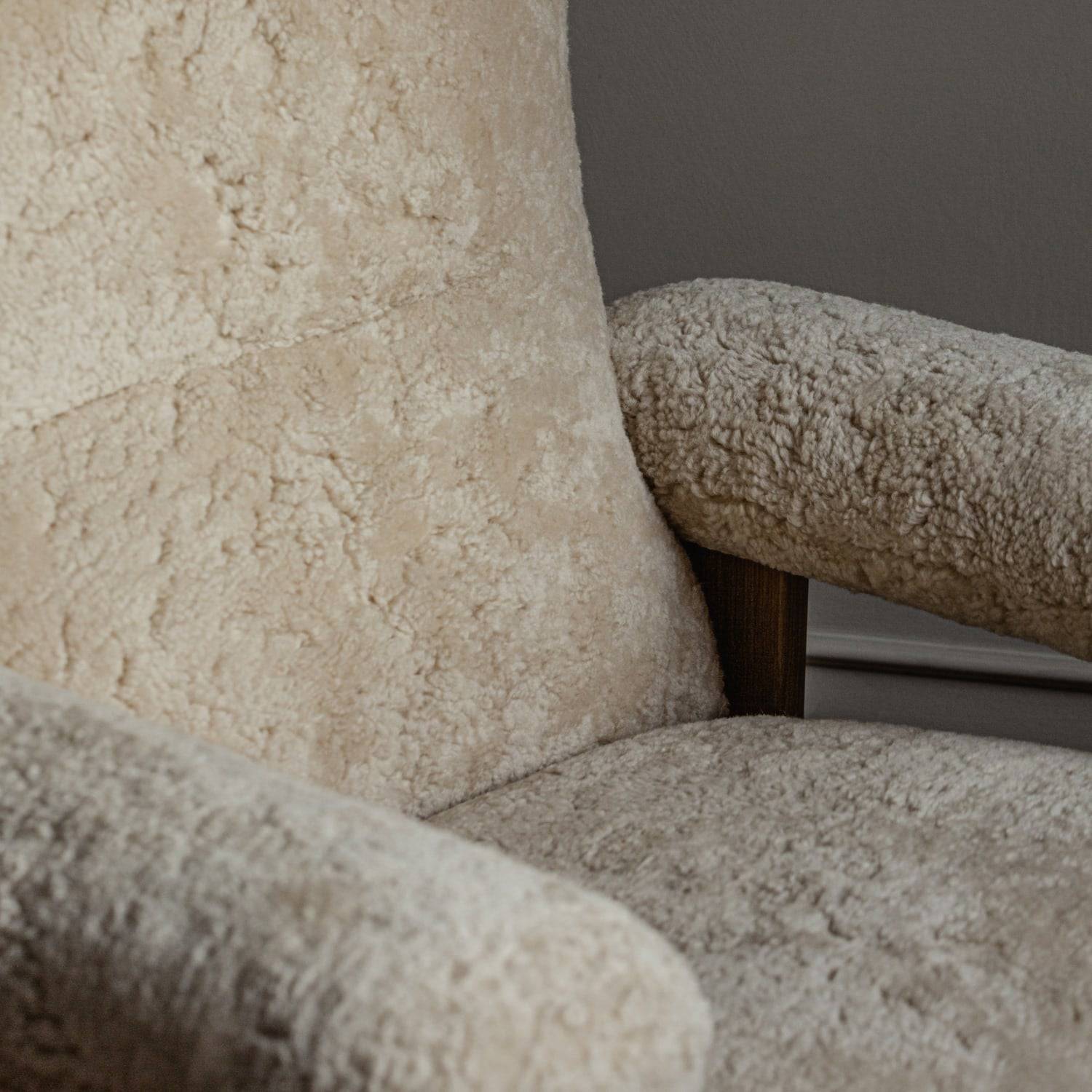 Audo Copenhagen Brasilia Lounge Chair Natural Oak Sheepskin Curly (Nature) - KANSO