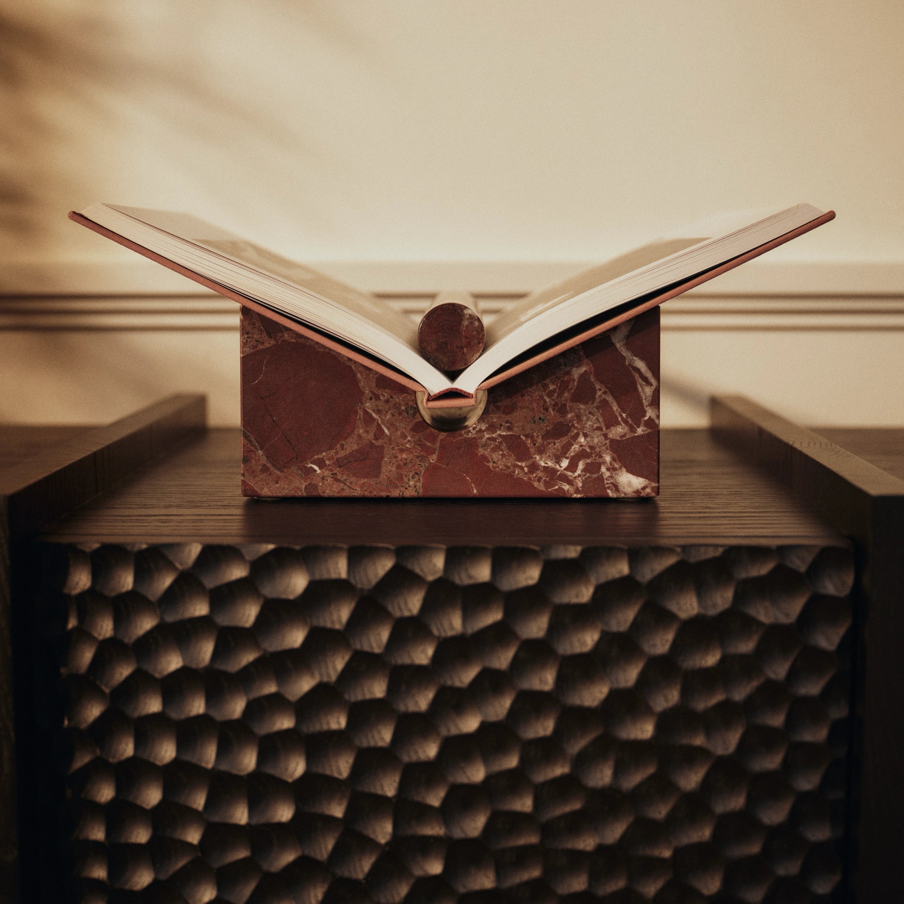 Ferm Living Tvara Book Stand Rosso Levanto