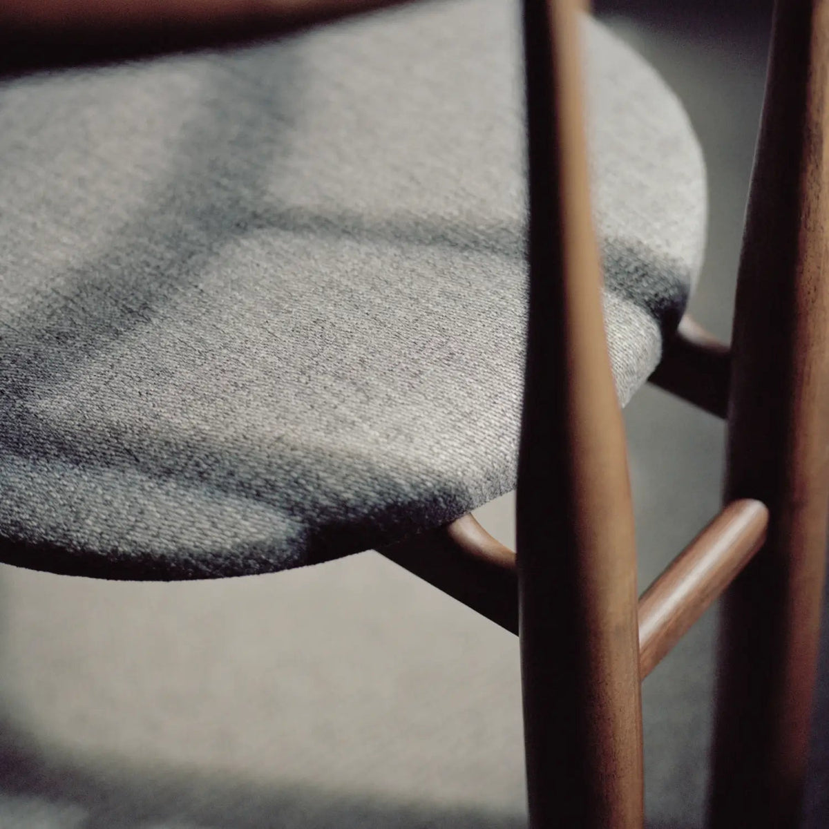 New Works Bukowski Chair Walnut w. Romo Linara 342#Frame/Fabric Color_Walnut w. Romo Linara 342
